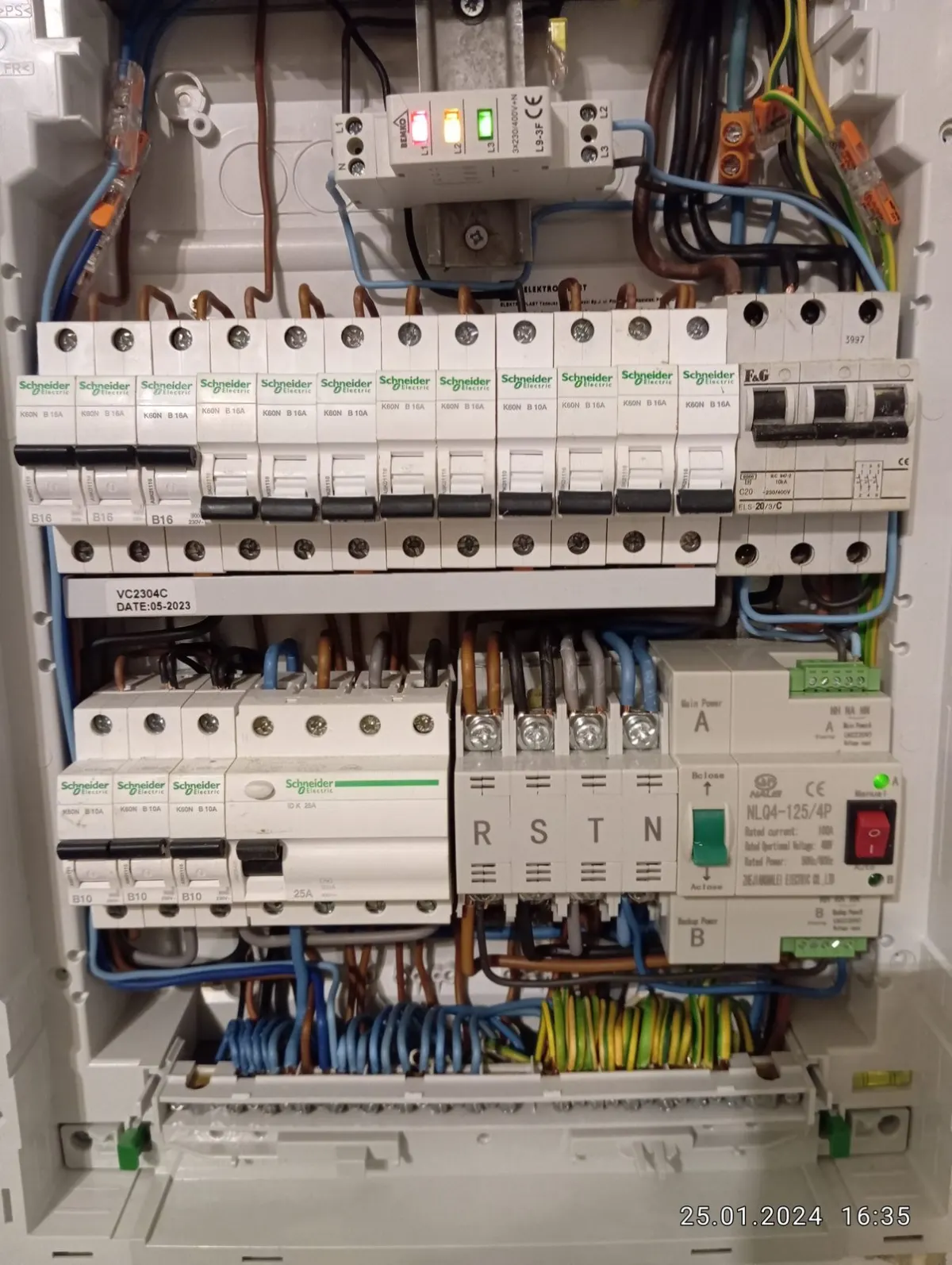 Rozdzielnica elektryczna po wykonaniu prac