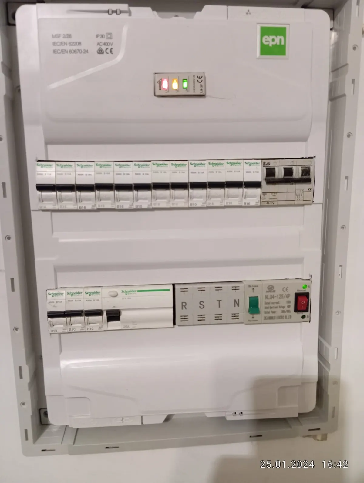 Rozdzielnica elektryczna po wykonaniu prac