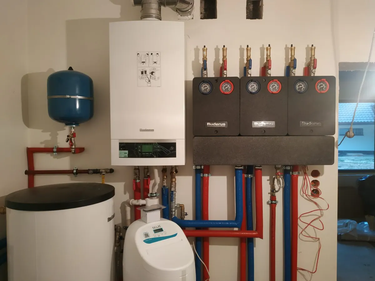 Kotłownia z kotłem, rozdzielaczem i orurowaniem po modernizacji